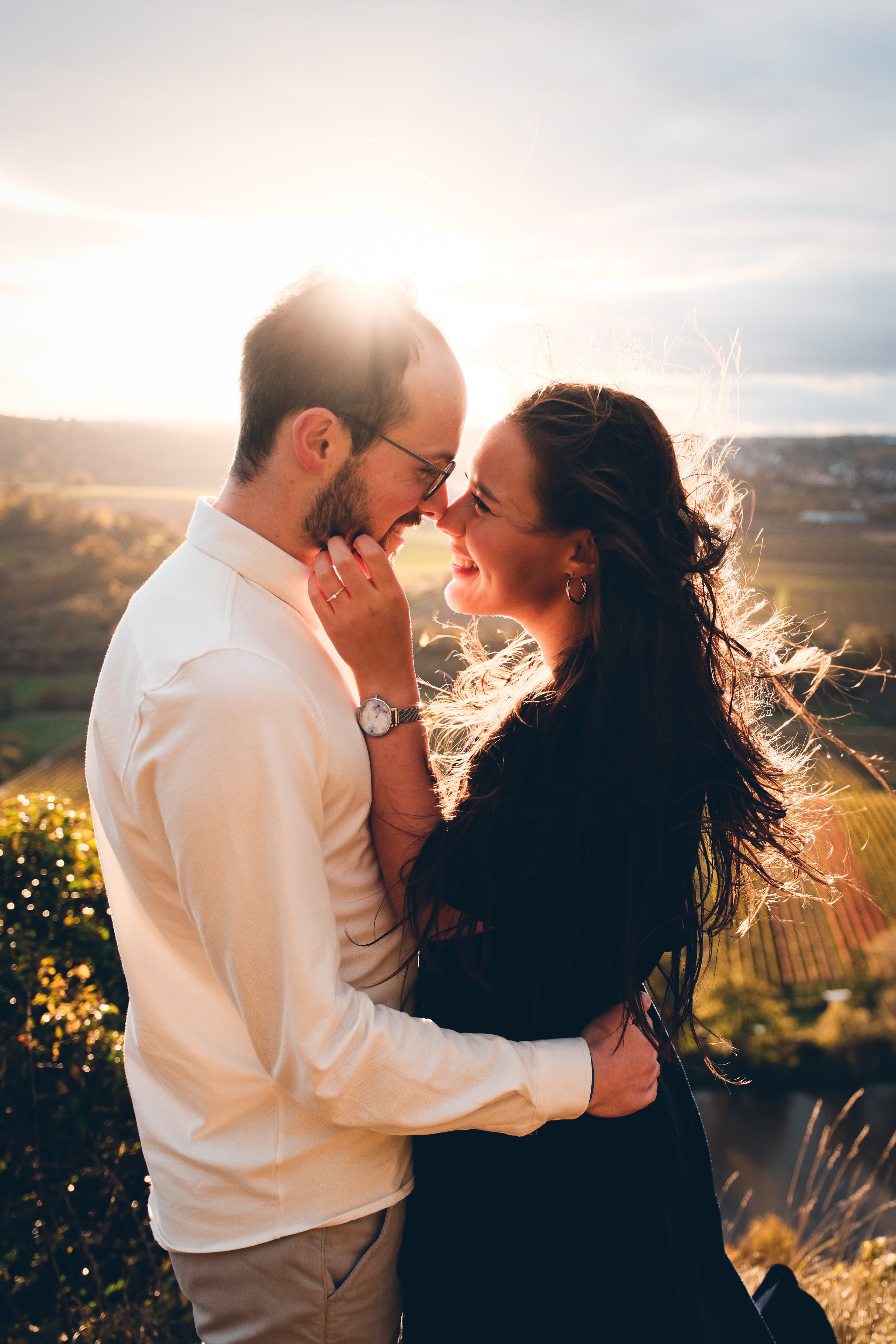 Stimmungsvolles Portraitfoto für die Hochzeitseinladung.
